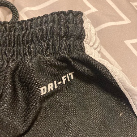 Men’s Medium Nike Athletic Shorts At The Knee Basketball Black and White - Picture 4 of 4